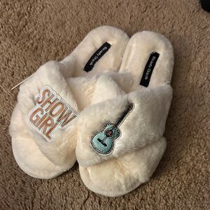 Taylor Swift Cream Fuzzy Slippers Medium 7-8